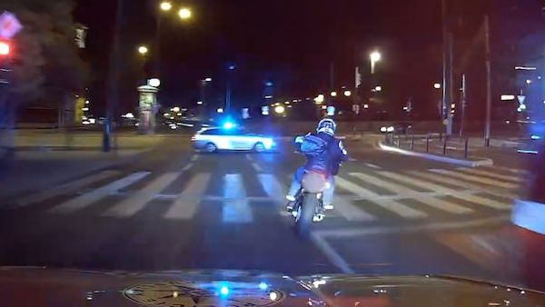 Motorkář v Praze nechal seskočit spolujezdkyni, aby mohl ujíždět policii